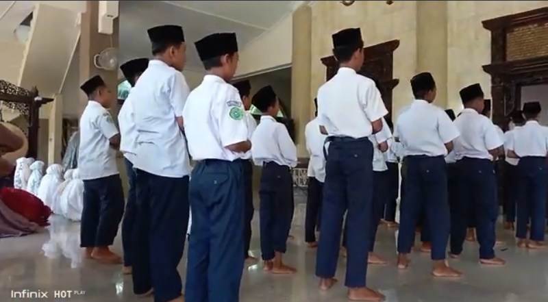 MTs Al Khidmah Pendosawalan: Membangun Generasi Disiplin Melalui Istiqamah Salat Dhuha dan Dhuhur Berjamaah