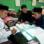 Pak Kepala Sedang Meneliti Berkas
