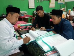 Pak Kepala Sedang Meneliti Berkas