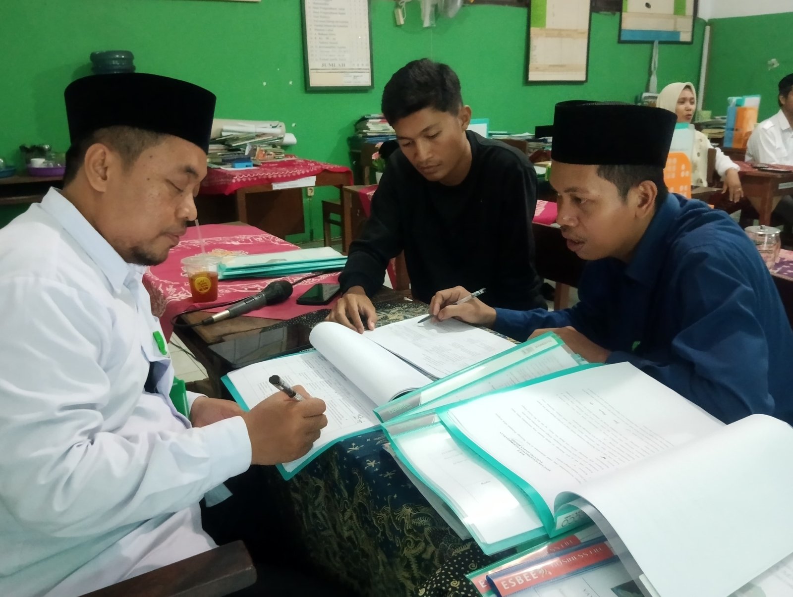 Pak Kepala Sedang Meneliti Berkas