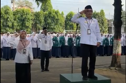 MTs Mathalibul Huda Mlonggo Gelar Upacara Hari Guru Penuh Khidmat, Para Guru Jadi Petugas Upacara