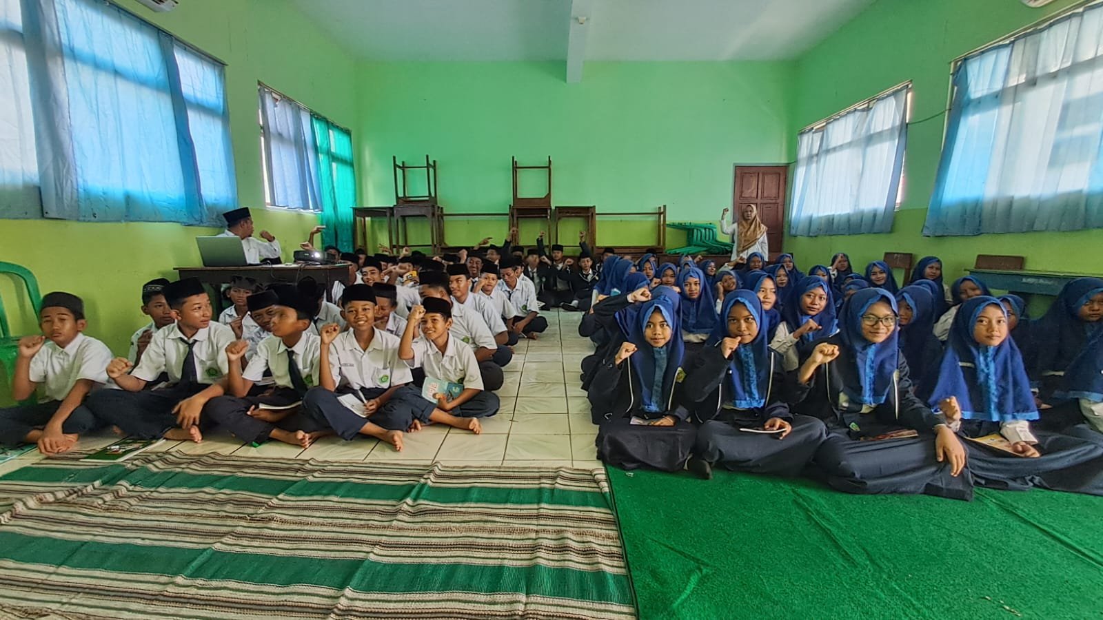 Semarak Hari Pahlawan, MTs. Al Hidayah Langon Gelar Upacara dan Nonton Film Perjuangan