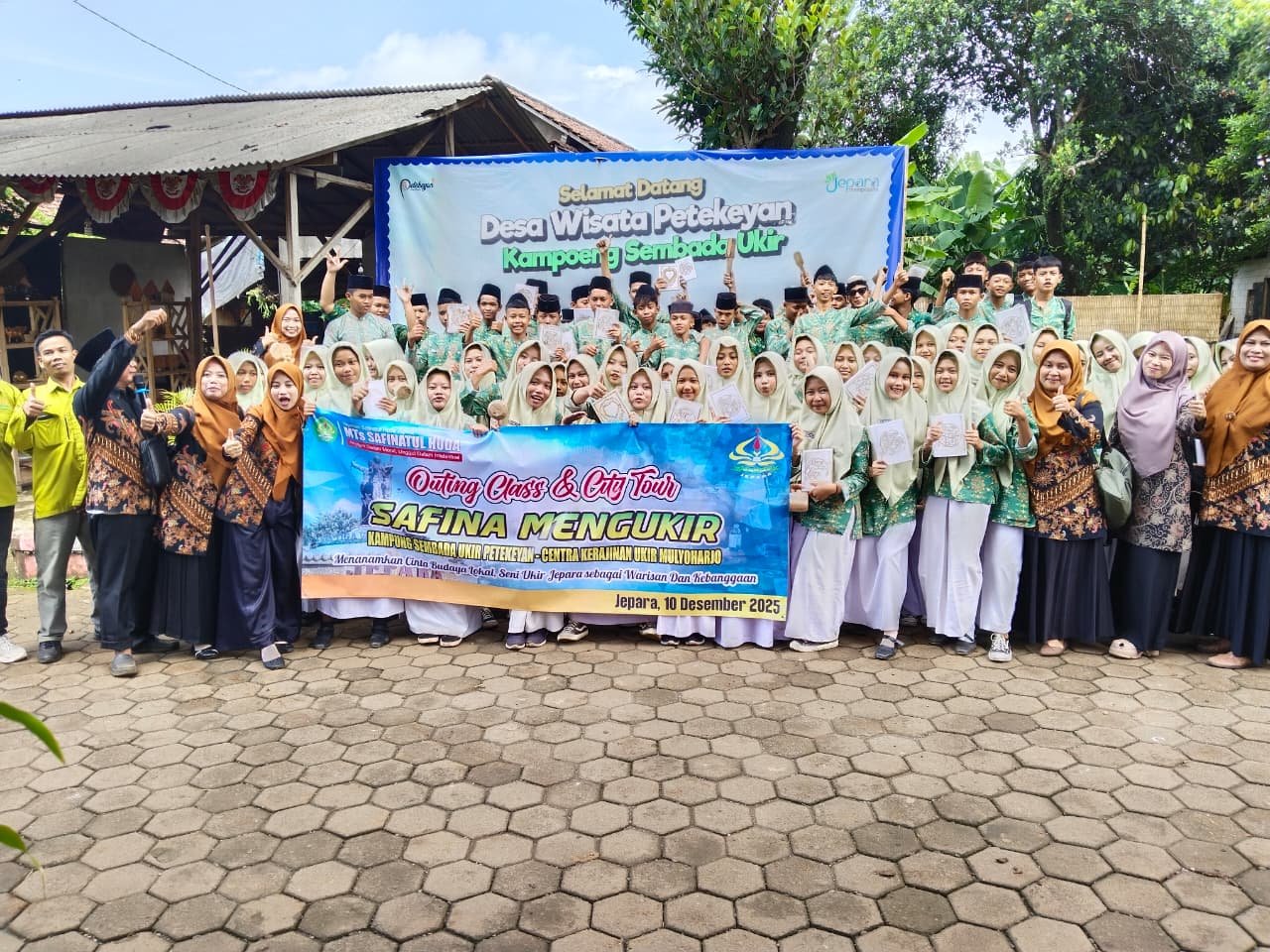 Kokurikuler Inspiratif: Ratusan Siswa MTs Safinatul Huda Kenali Seni Ukir Jepara dalam Outing Class