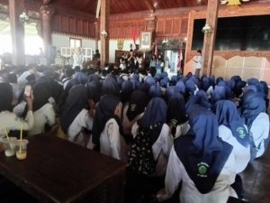 Jejak Warisan Nusantara: Ratusan Siswa MTs Walisongo Pecangaan Kenali Kearifan Lokal Jepara dalam Outing Class dan Tadabur Alam