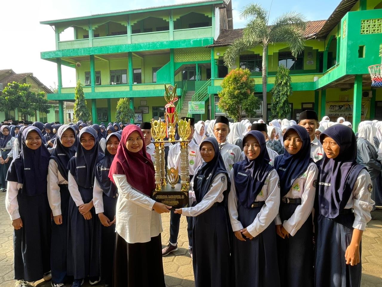 Rayakan Hari Ibu, Siswa MTs-MA NU Nafa Persembahkan Trofi Juara sebagai Kado Istimewa