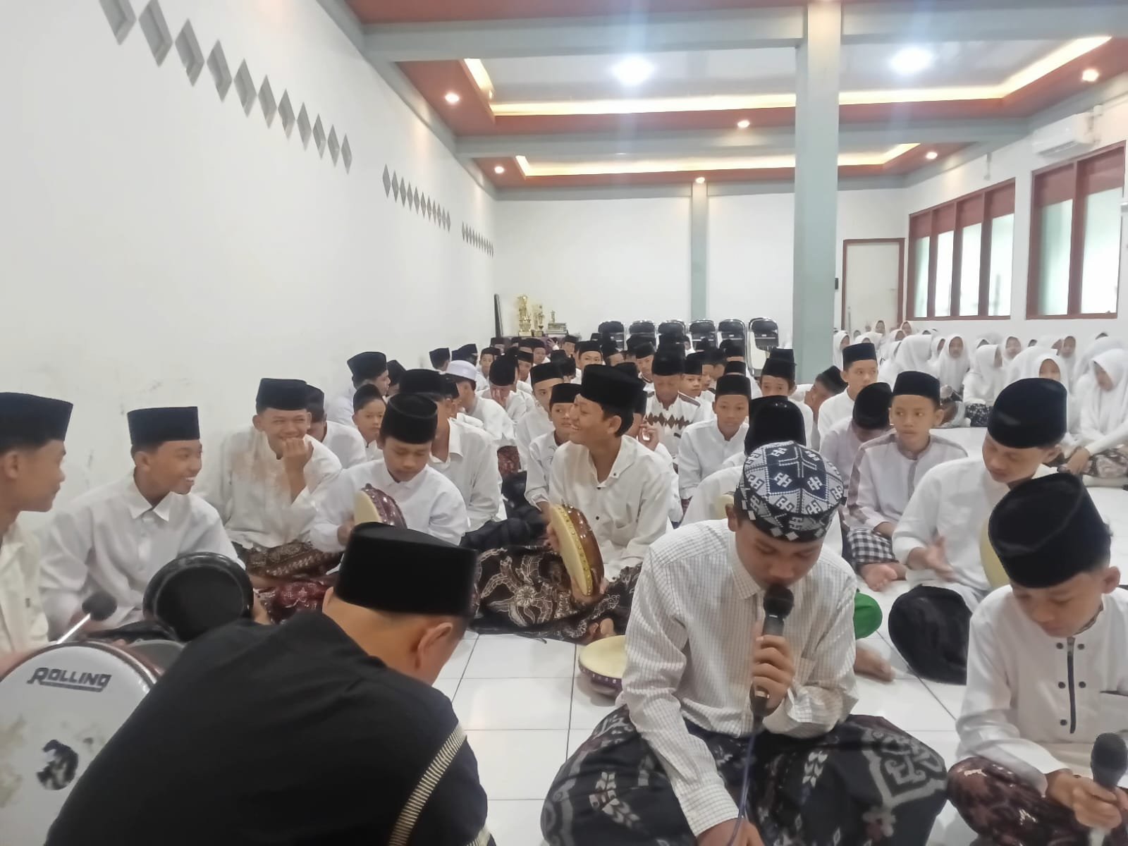 Nuansa Religi di MTs Walisongo: Peringatan Isra Mi’raj Berbalut Sarung dan Gamis.