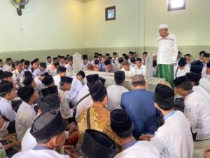Jaga Sanad dan Adab, Ratusan Siswa Safinatul Huda Sowan Kidul Ziarah ke Makam Mbah Ahmad Mutamakin