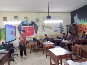 Akselerasi Digital : Guru MTs Sunan Muria Kelet Ikuti Pelatihan Aplikasi Smartboard