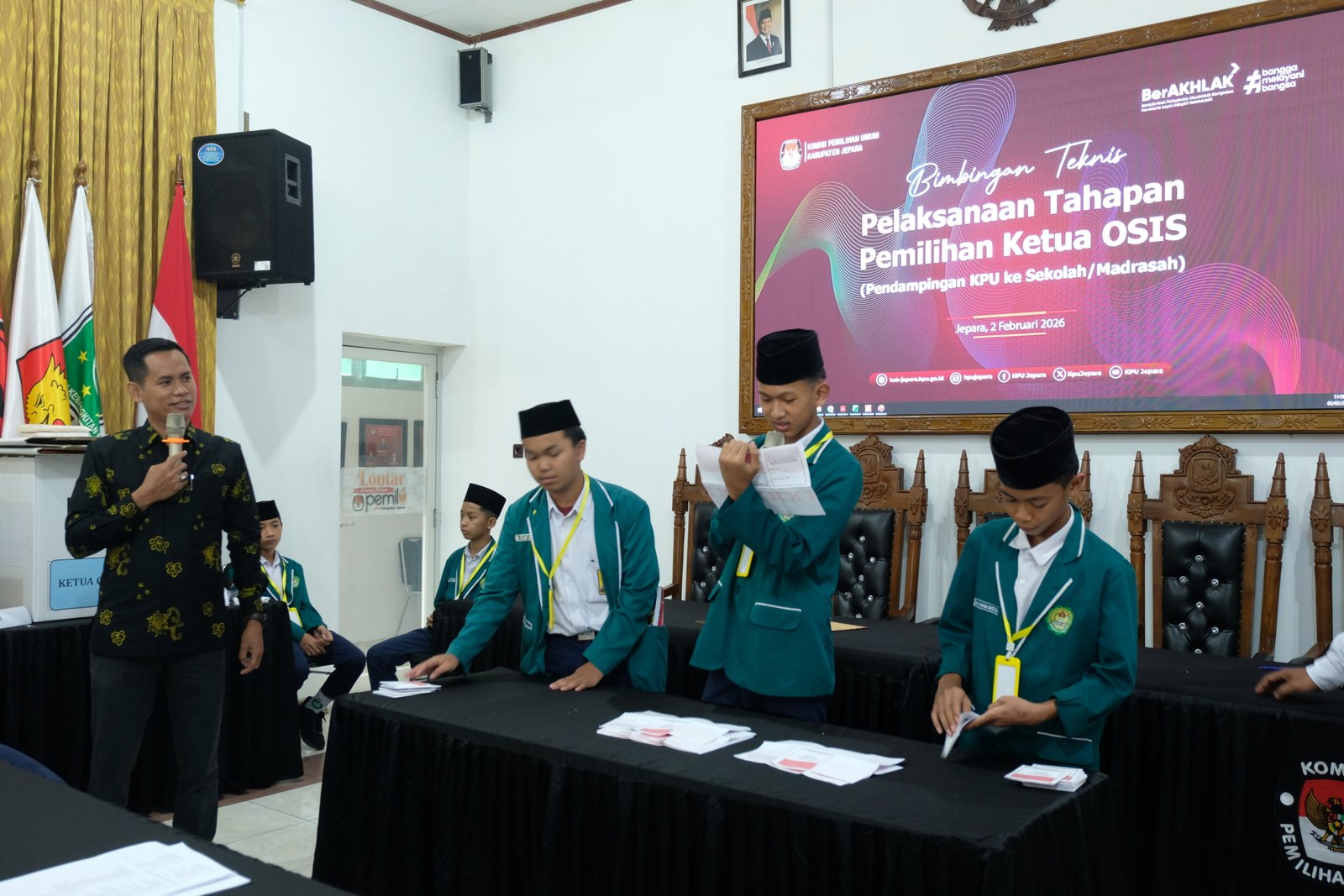 Bangun Budaya Demokrasi, MTs Mathalibul Huda Mlonggo Libatkan KPU Jepara dalam Pelatihan Panitia OSIS