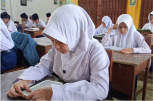Wasilah Diri Meraih Kemuliaan : Gema Tadarus Al-Qur’an Awali Hari di MTs Sunan Muria Kelet