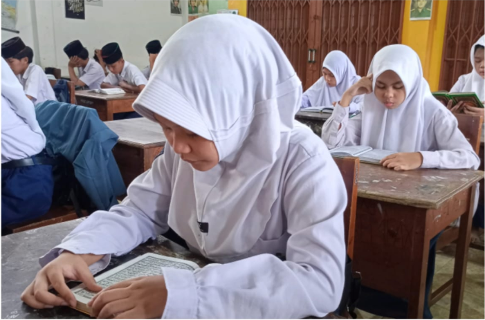Wasilah Diri Meraih Kemuliaan : Gema Tadarus Al-Qur’an Awali Hari di MTs Sunan Muria Kelet