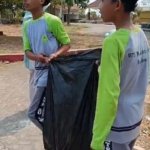 Peringati Hari Olahraga Nasional, MTs Roudlotul Ulum Suwawal Gelar Jalan Sehat dan Aksi Bersih Pantai Pungkruk