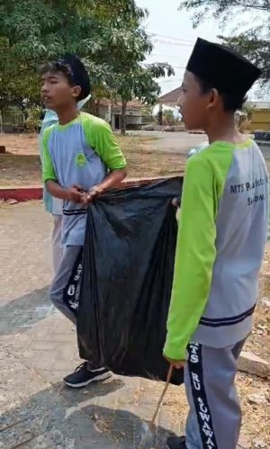 Peringati Hari Olahraga Nasional, MTs Roudlotul Ulum Suwawal Gelar Jalan Sehat dan Aksi Bersih Pantai Pungkruk
