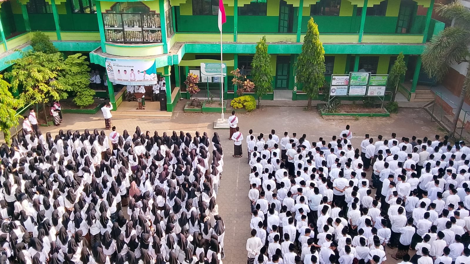 Apel Hari Santri di MTs-MA NU Nahdlatul Fata Petekeyan: Santri Harus Siap Sambut Indonesia Emas